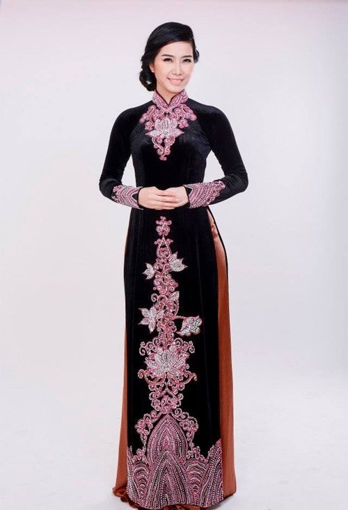 Thanh lịch nhã nhặn với mẫu áo dài cưới màu đen pha họa tiết hồng