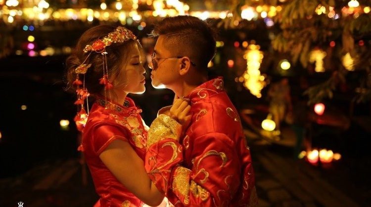 Ảnh cưới trên sông Hoài với ánh đèn đầy sắc màu