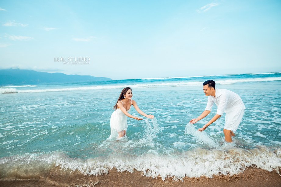 Vui đùa với sóng biển - Kiểu tạo dáng không thể bỏ qua khi chụp ảnh cưới ở biển
