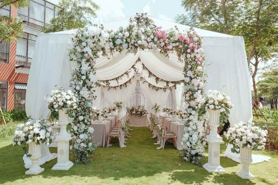 Cổng hoa cưới màu trắng kết hợp với hồng nhẹ nhàng