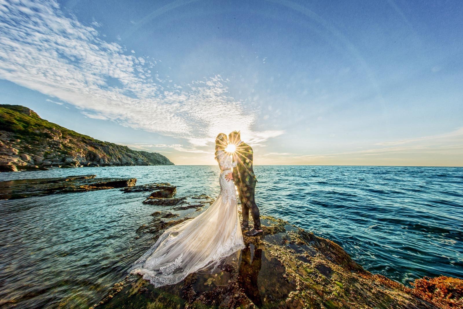 Nếu bạn đang tìm kiếm ý tưởng mới lạ cho bộ ảnh cưới của bạn, hãy xem bức ảnh này để thấy một concept chụp ảnh cưới tuyệt vời với đầy sáng tạo và lãng mạn.