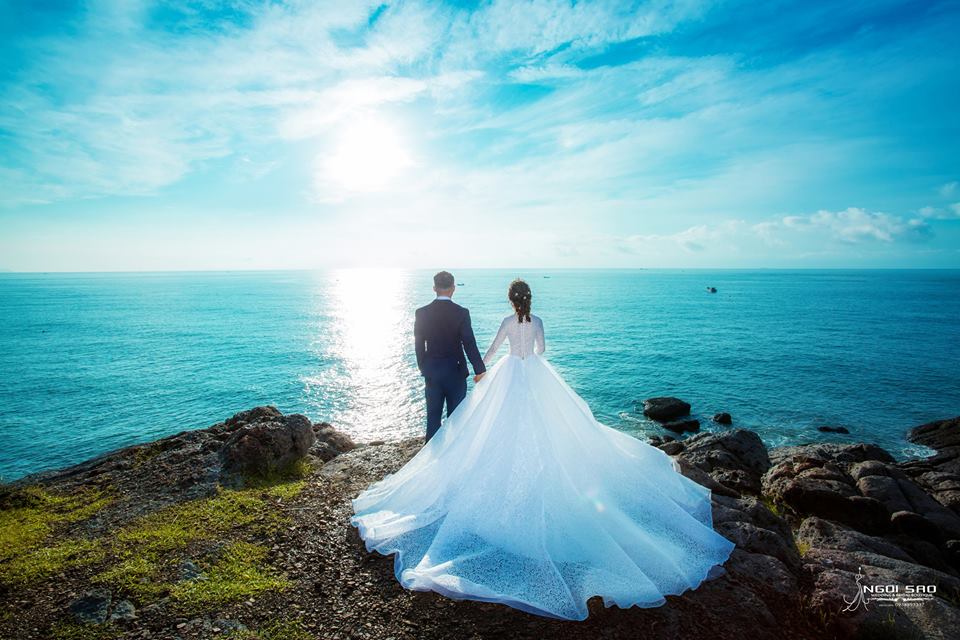 Tạo dáng đơn giản khi chụp hình cưới ở biển