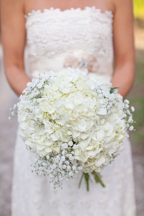 Các cô dâu sẽ có bó hoa cầm tay thật đặc biệt và nổi bật với cẩm tú cầu