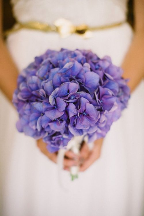 Hoa cưới cẩm tú cầu không cần cầu kỳ mà bó hoa sẽ tự lên dáng đẹp thanh tao, trang nhã