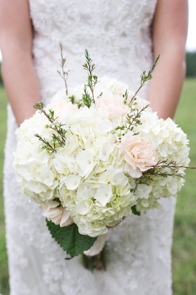 Hoa cưới cẩm tú cầu màu trắng thích hợp để kết hợp cùng những loại hoa khác.