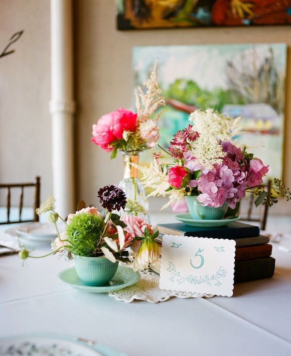 Cách cắm hoa để bàn ngày cưới này thích hợp với các loại hoa dáng tròn, cuống ngắn như cẩm tú cầu, mẫu đơn, hoa hồng…