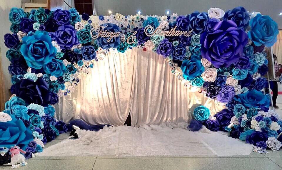 Cổng hoa cưới màu xanh rực rỡ
