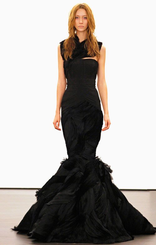 Khoe đường cong vô cùng gợi cảm với váy cưới màu đen kiểu đuôi cá