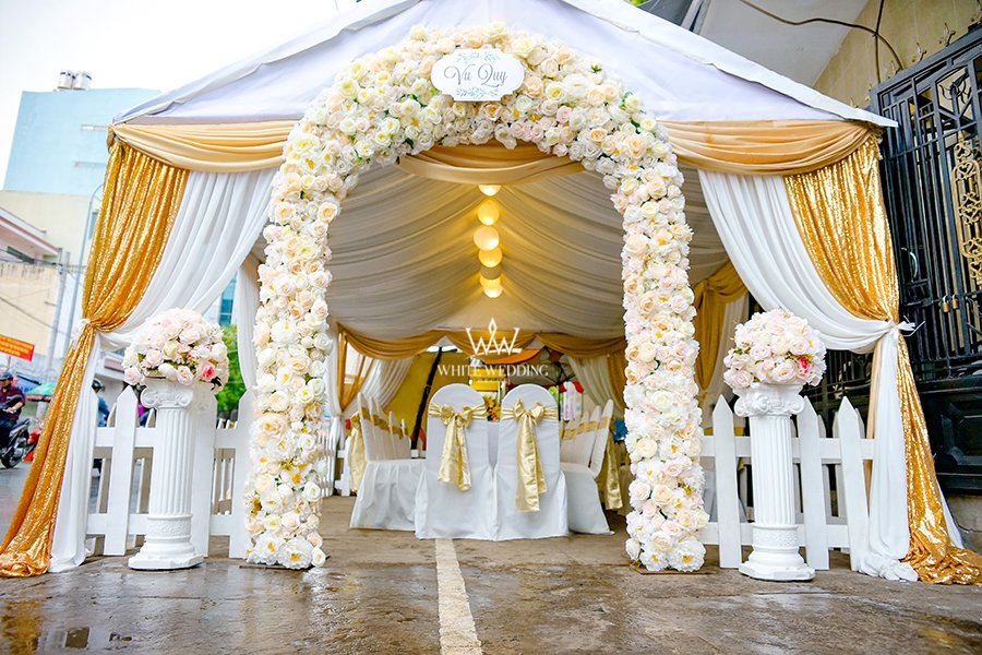 Cổng hoa cưới trắng kết hợp với màu vàng nổi bật