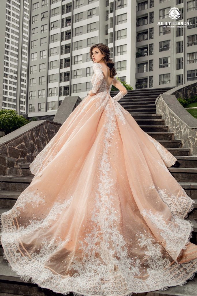 Lộng lẫy tựa công chúa trong thiết kế áo cưới màu hồng đuôi cá