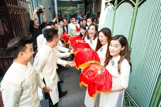 Lễ ăn hỏi là một trong những phong tục trong đám cưới của người Việt