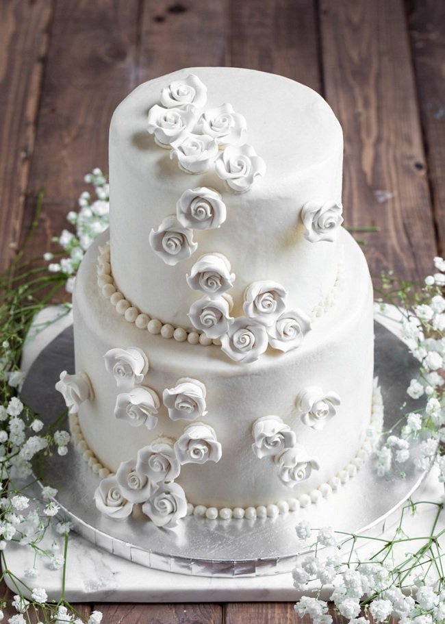Mẫu bánh cưới được tráng trí hoa màu bạc độc đáo