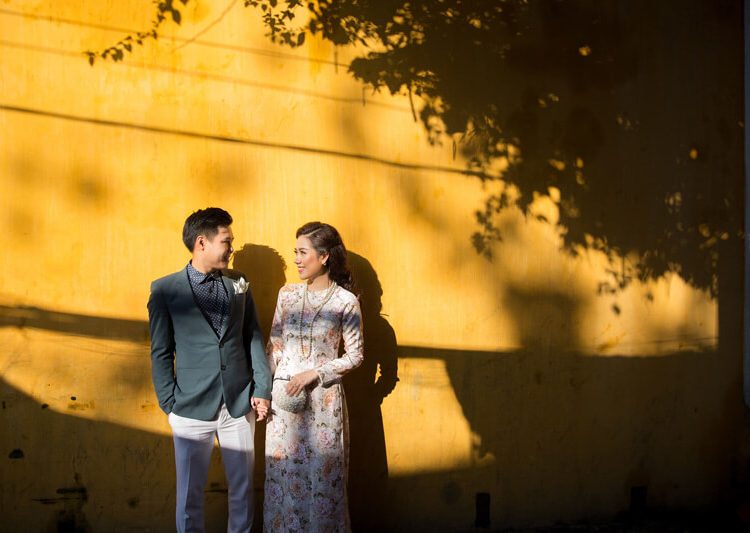 Chụp ảnh cưới với bức tường cổ theo phong cách cổ điển